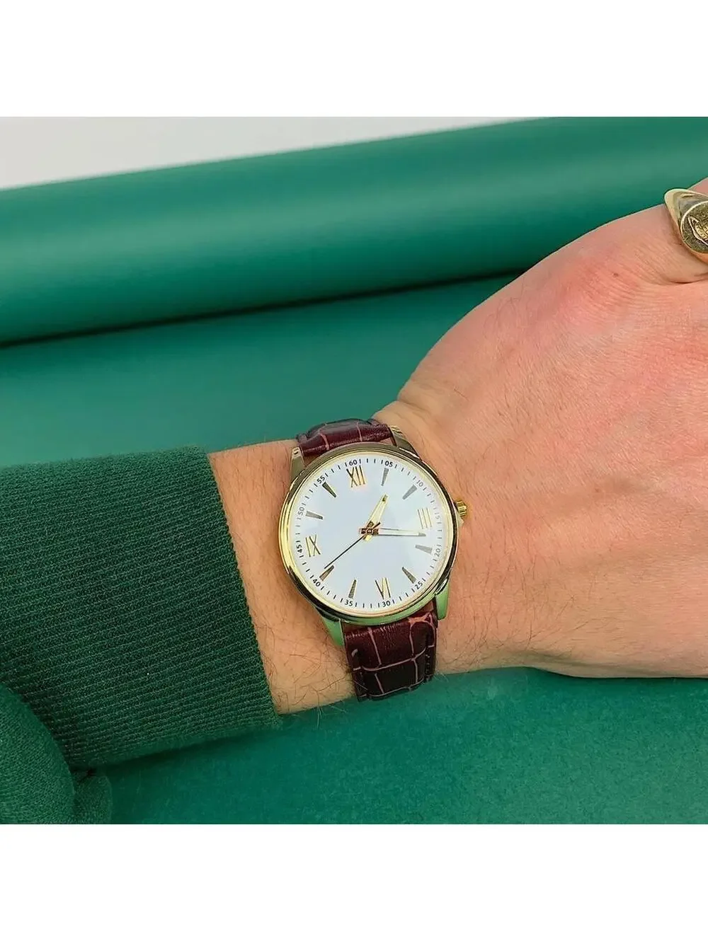 Minimalistic essential vintage style gold and leather style band watch. 9